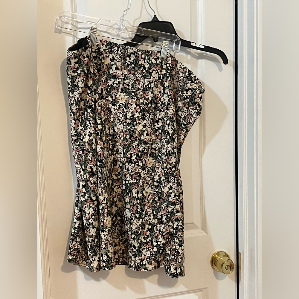 Abercrombie Women's Slinky Midi Skirt

Color: BLACK FLORAL
Size: BLACK FLORAL XL